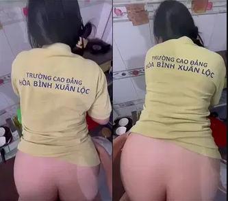 Em sinh vien Cao dang Hoa Binh Xuan Loc HBXLC dang nau an anh cung keo quan chich trong bep