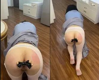 Nhét đồ chơi vào đít bắt em làm chó con bò khắp nhà chịch lút cán anh còn nghịch đít em